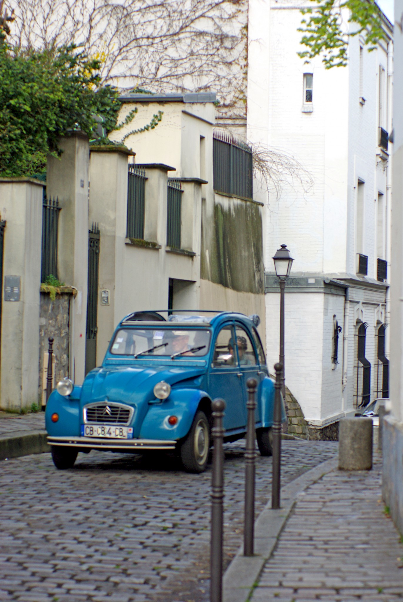 Walking Tour in Montmartre - rue Norvins © French Moments