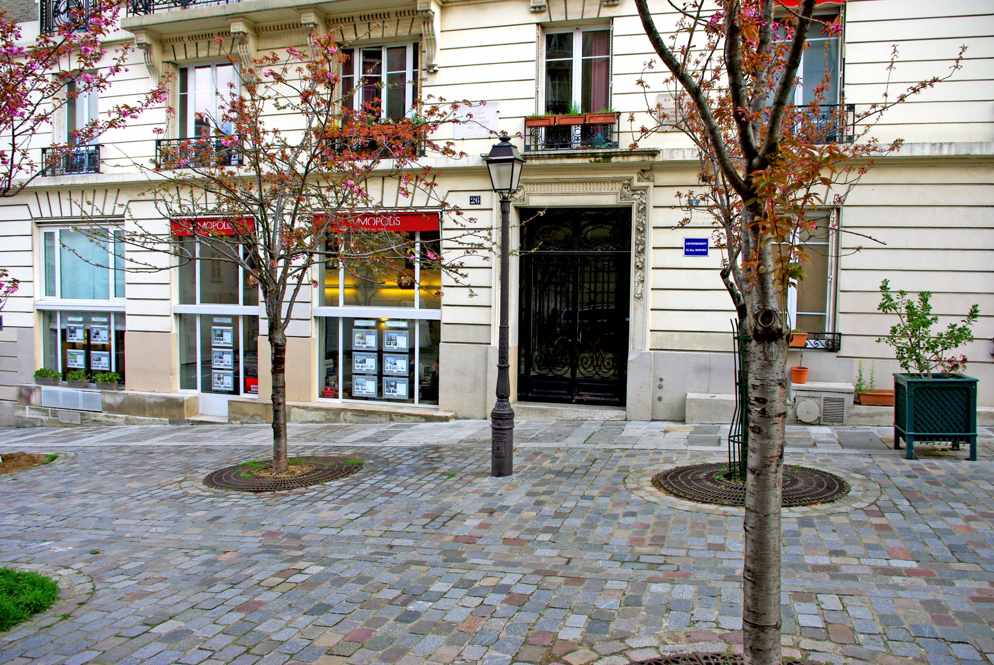 Walking Tour in Montmartre - Place Marcel Aymé © French Moments