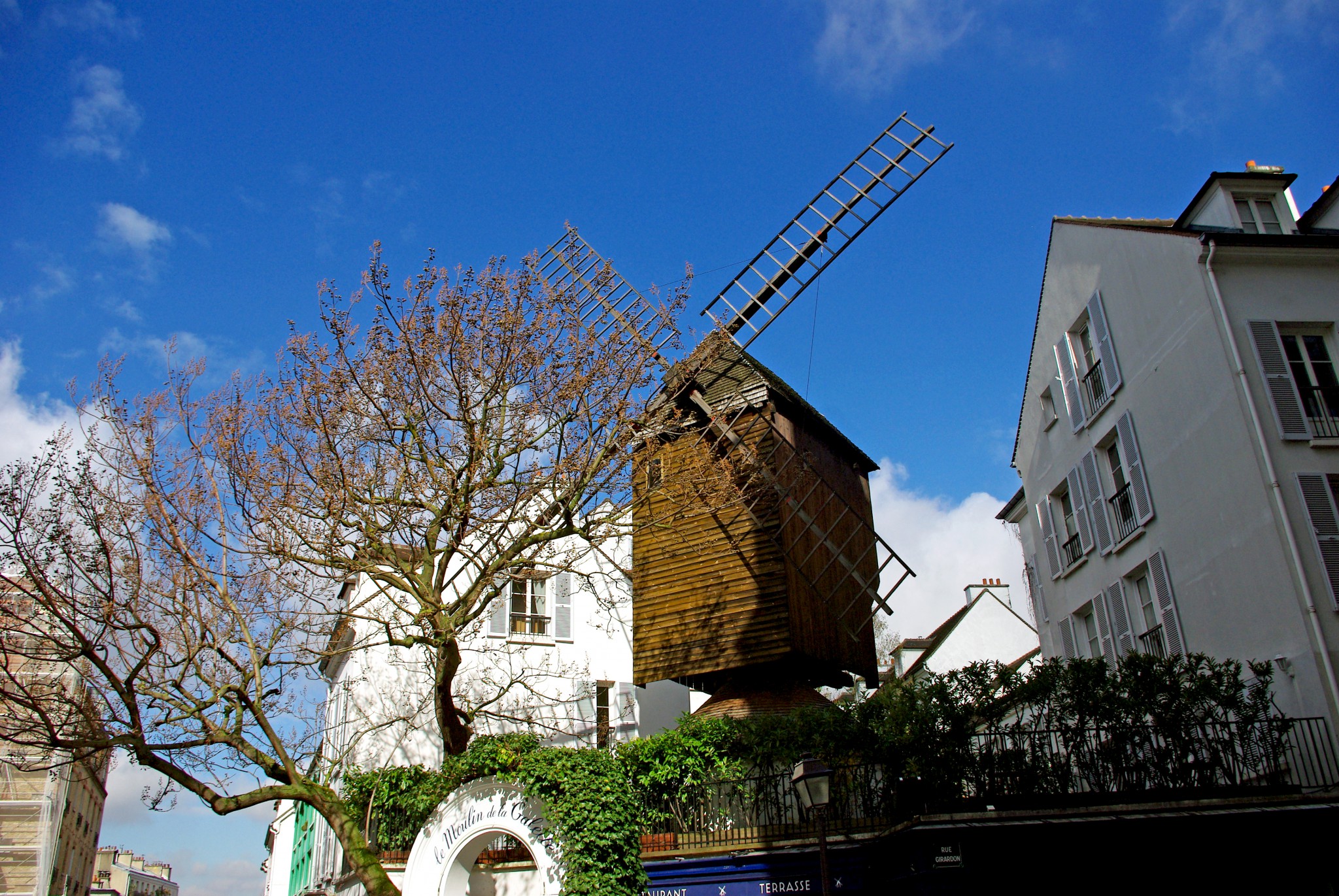 Walking Tour in Montmartre - Radet Windmill, rue Lepic © French Moments