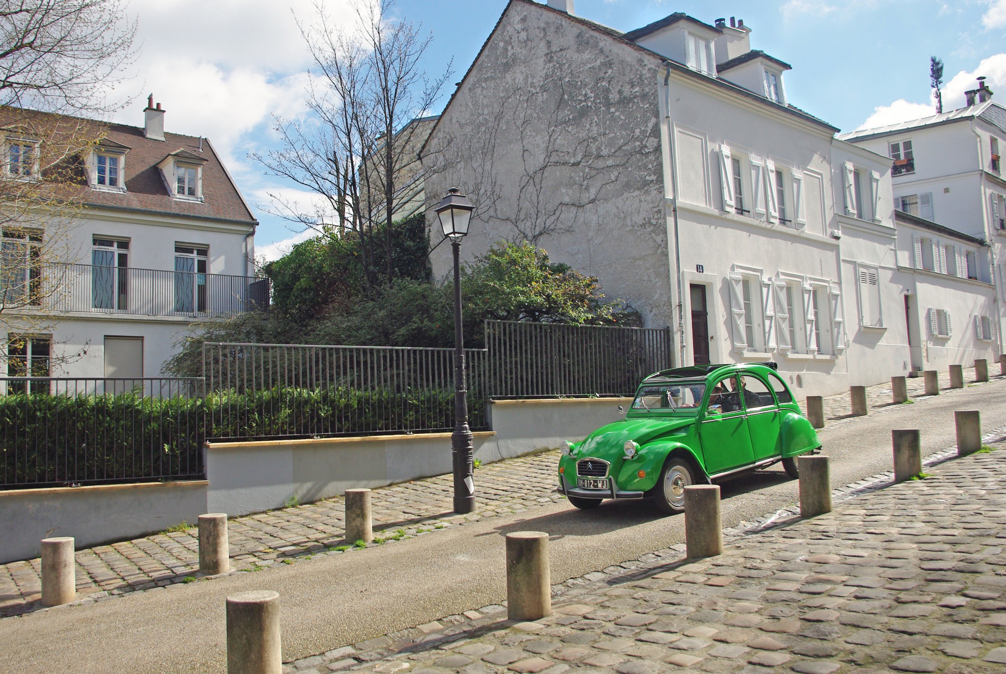 Walking Tour in Montmartre - rue de l'Abreuvoir © French Moments