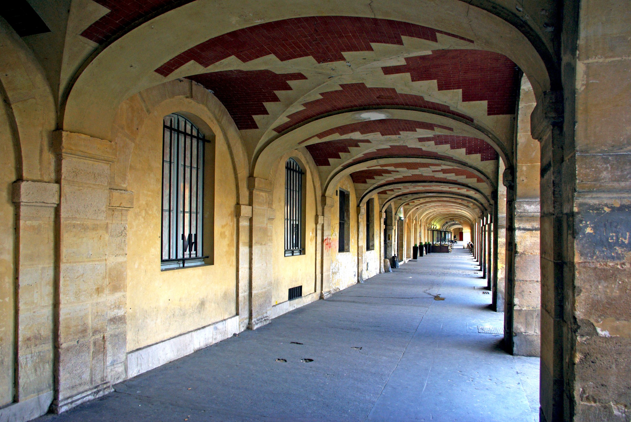 Place des Vosges April 2016 02 © French Moments