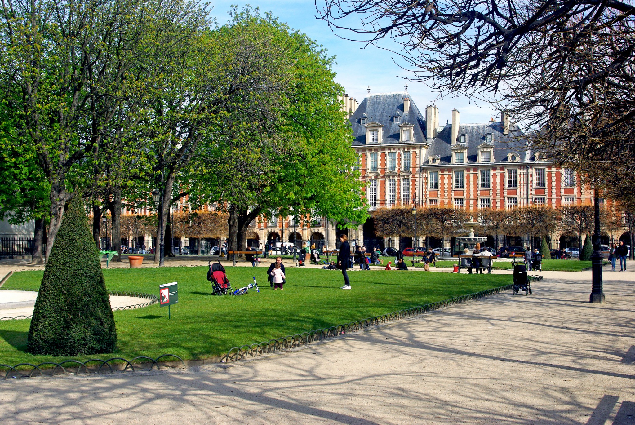 Parks and Gardens of Paris: Place des Vosges © French Moments