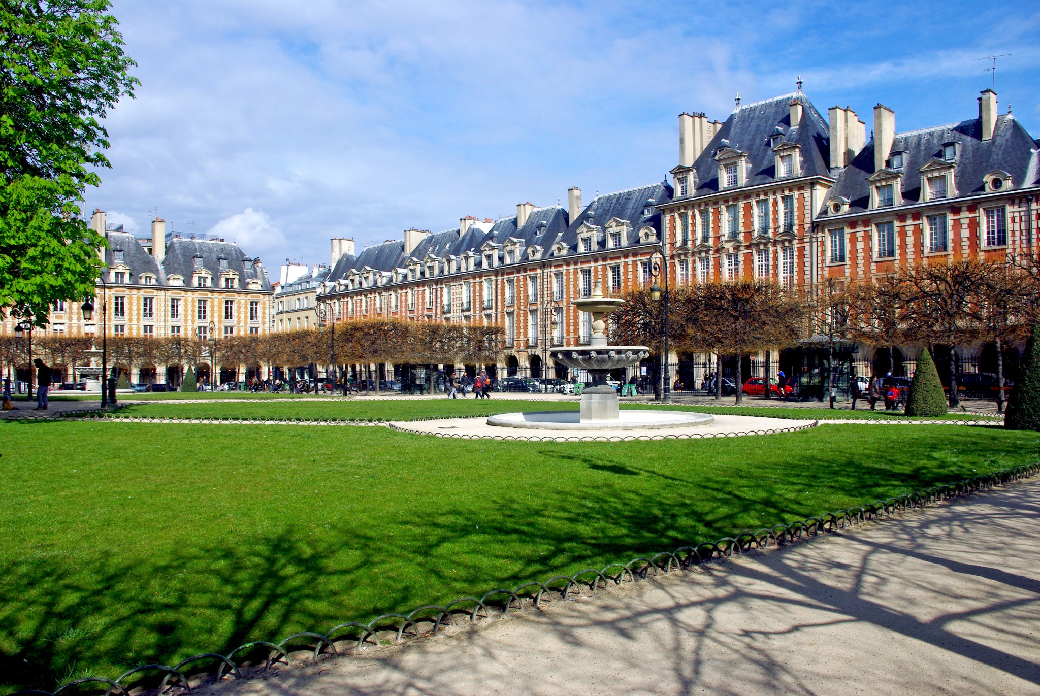 Romantic places in Paris: Place des Vosges © French Moments
