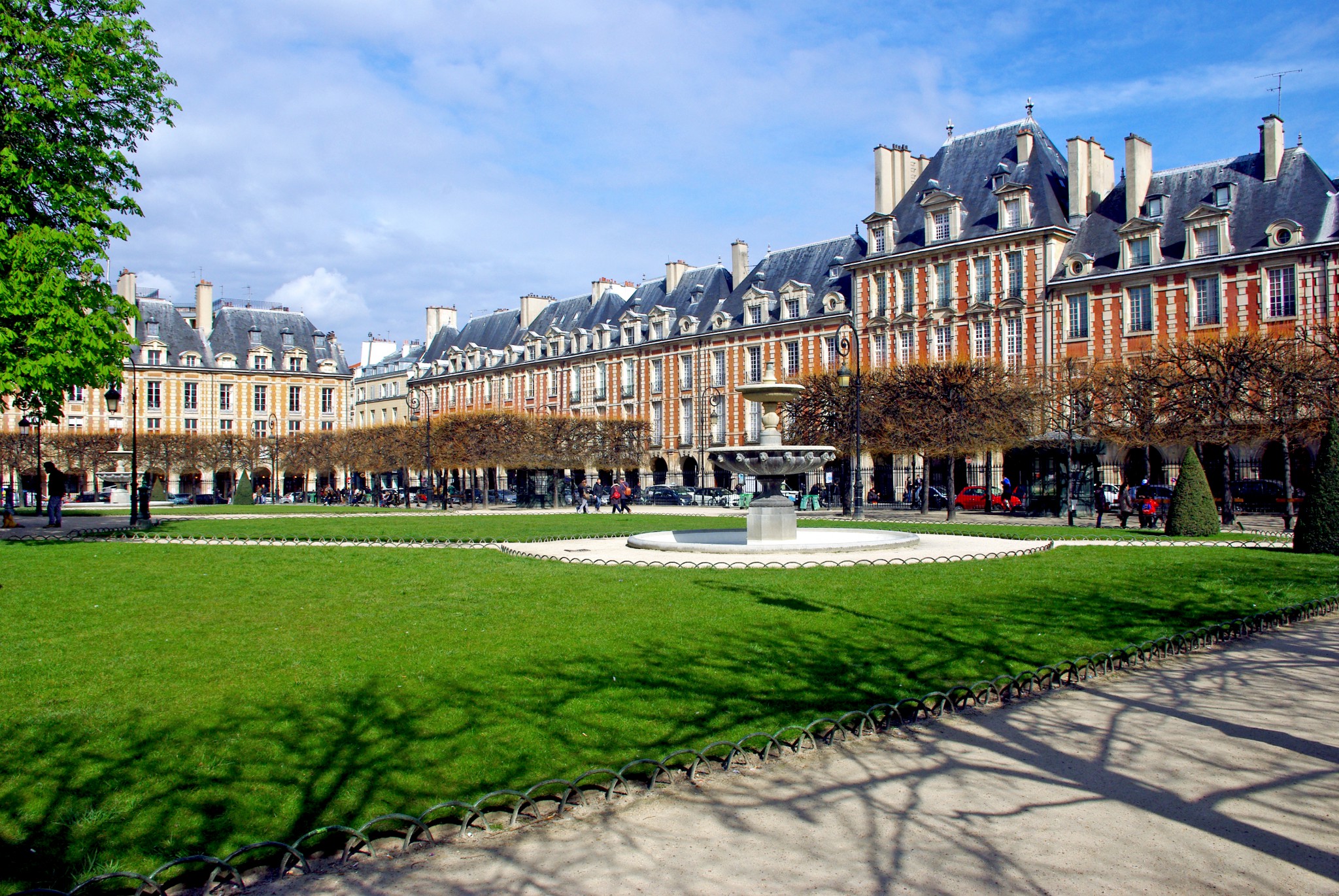 Place des Vosges April 2016 06 © French Moments