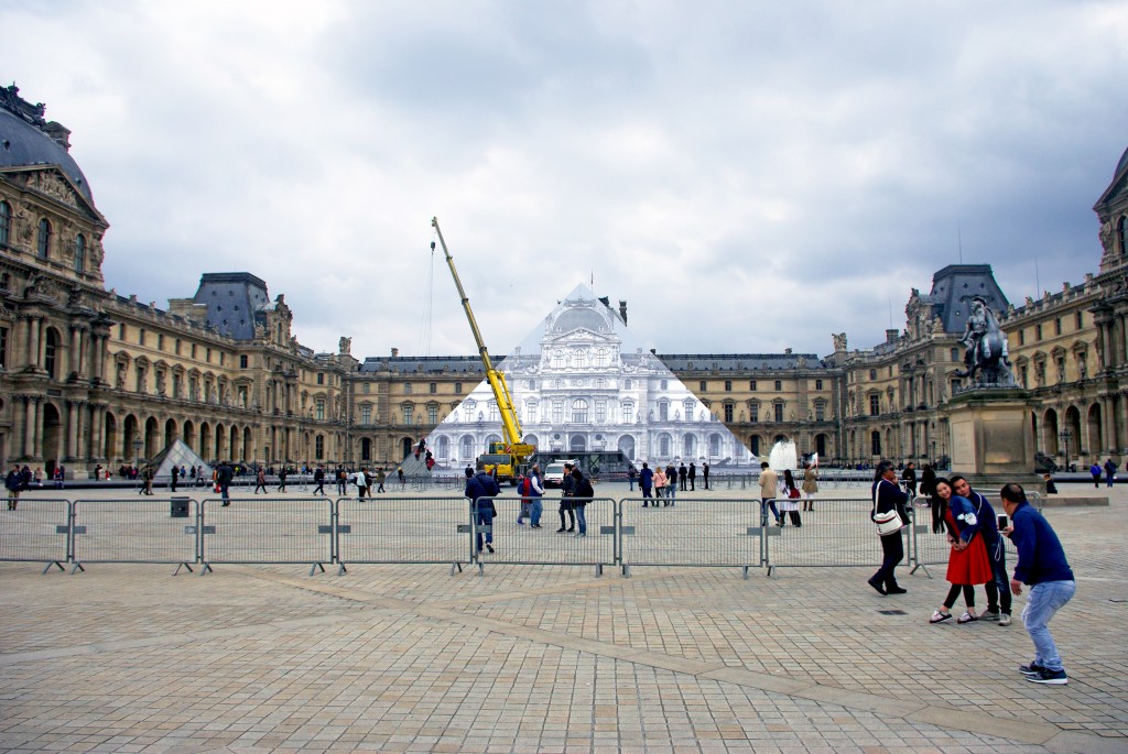 The glass pyramid of the Louvre disappeared thanks to JR © French Moments
