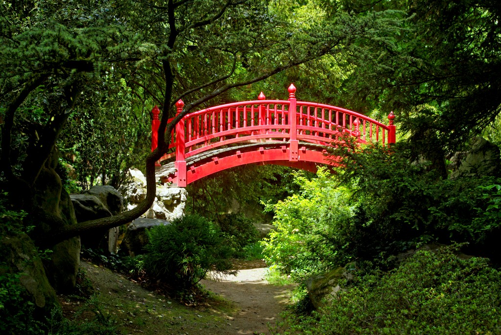 Another red Japanese-style bridge in the Parc de Boulogne © French Moments