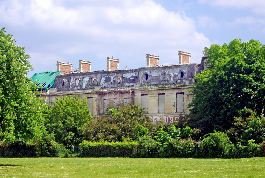 The dilapidated chateau that once belonged to the Rothschilds, Parc de Boulogne © French Moments
