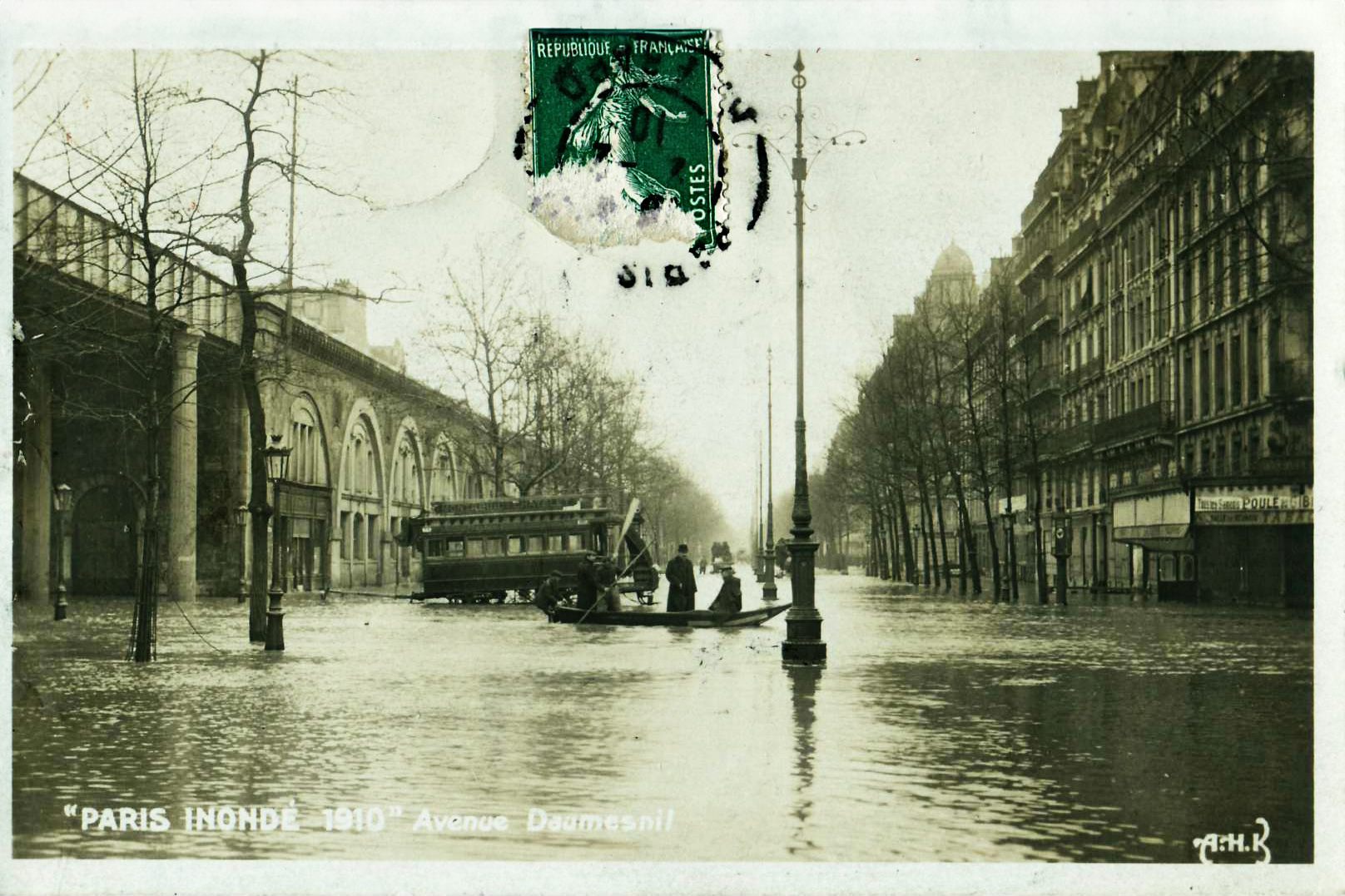 Paris Floods - Avenue Daumesnil 1910. Collection personnelle Scanné par Claude_villetaneuse [Public Domain via Wikimedia Commons]