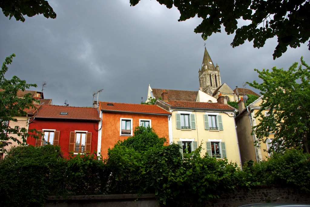 Colourful façades in Conflans-Sainte-Honorine © French Moments