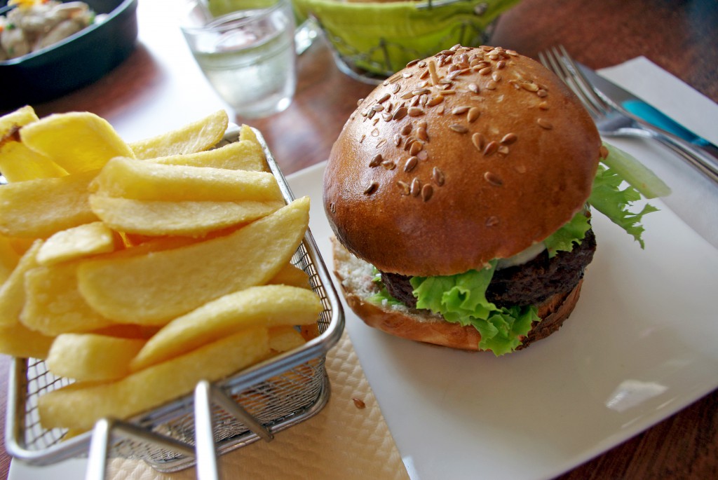 Homemade hamburger and fries at Les Cocottes de chez Blanchet in Maisons-Laffitte © French Moments