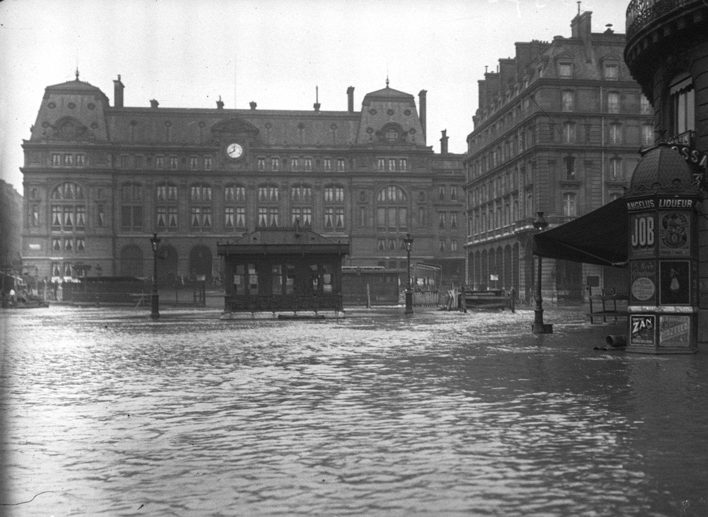 Gare Saint-Lazare. Photo Agence Rol - Bibliothèque Nationale de France - Public Domain via Wikimedia Commons