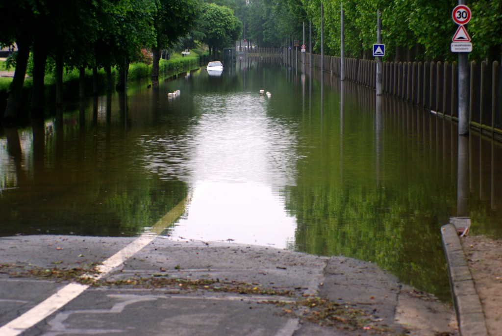 Flooded street in Maisons-Laffitte © French Moments