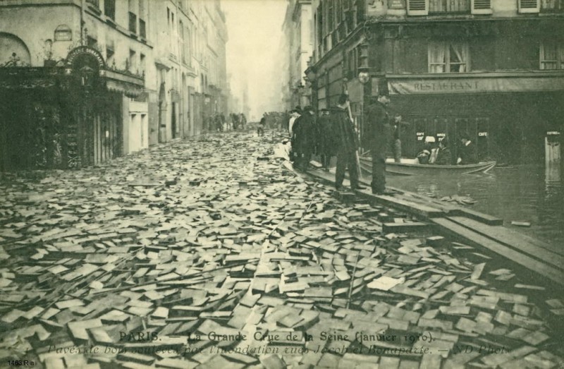 Wooden paving stones loosened during the 1910 flood [Public Domain via Wikimedia Commons].
