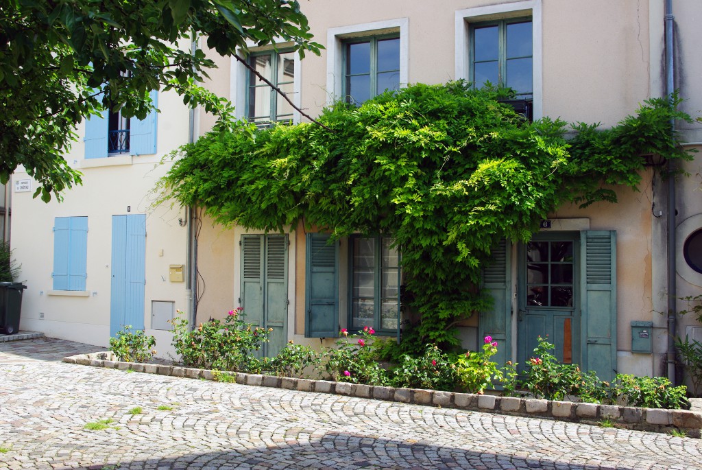 A secret corner in the old part of Maisons-Laffitte © French Moments