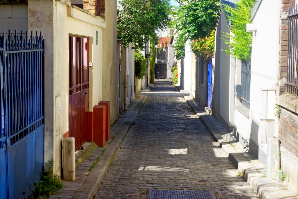 The narrow street in the 20th arrondissement of Paris © French Moments