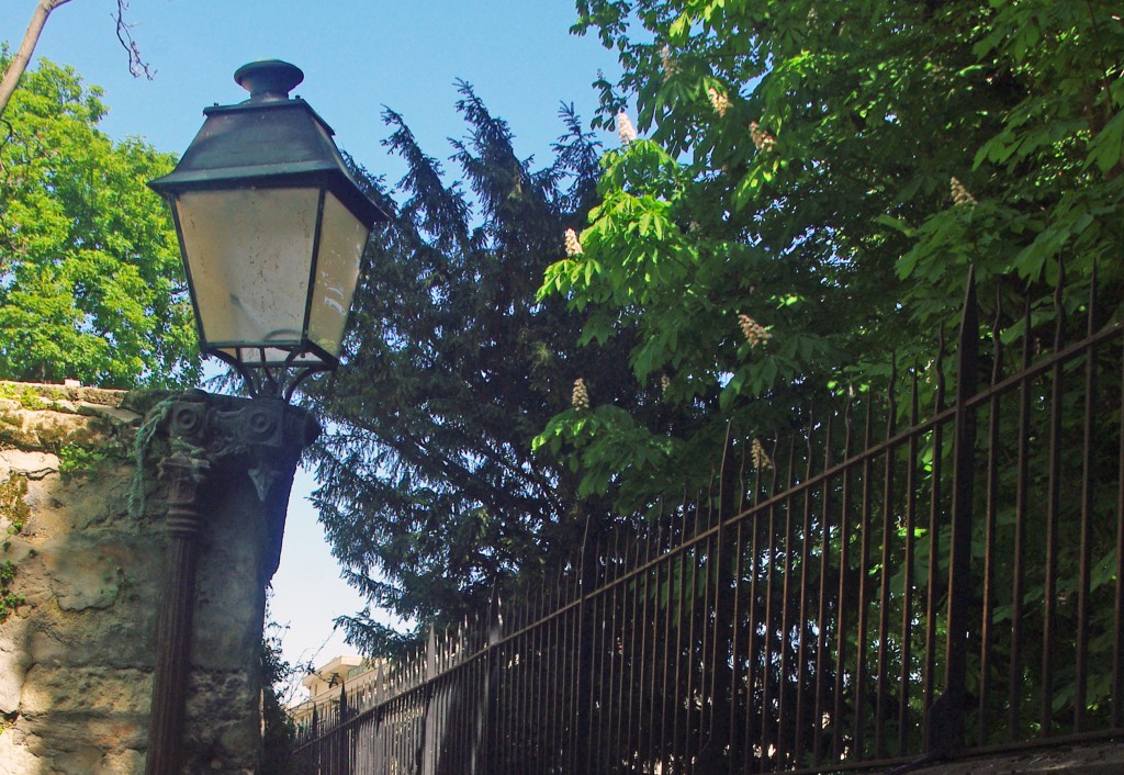 Lamppost in the 16th arrondissement of Paris © French Moments