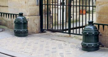 Stone guards in Paris