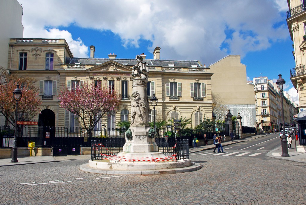 The Thiers Mansion behind the Gavarni monument © French Moments