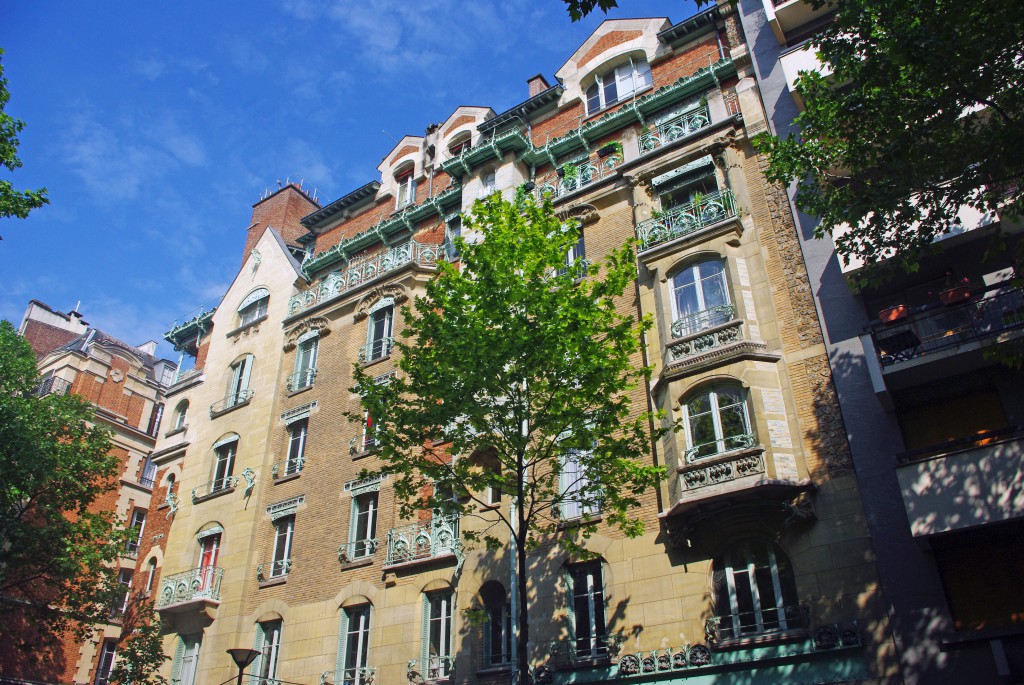 The Art Nouveau façade on rue de la Fontaine © French Moments