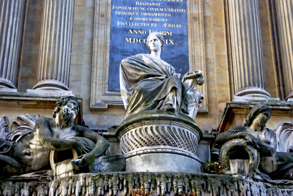 The statue representing the City of Paris © French Moments
