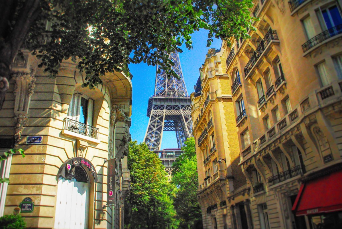 Best shots of the Eiffel Tower - avenue de Suffren © French Moments