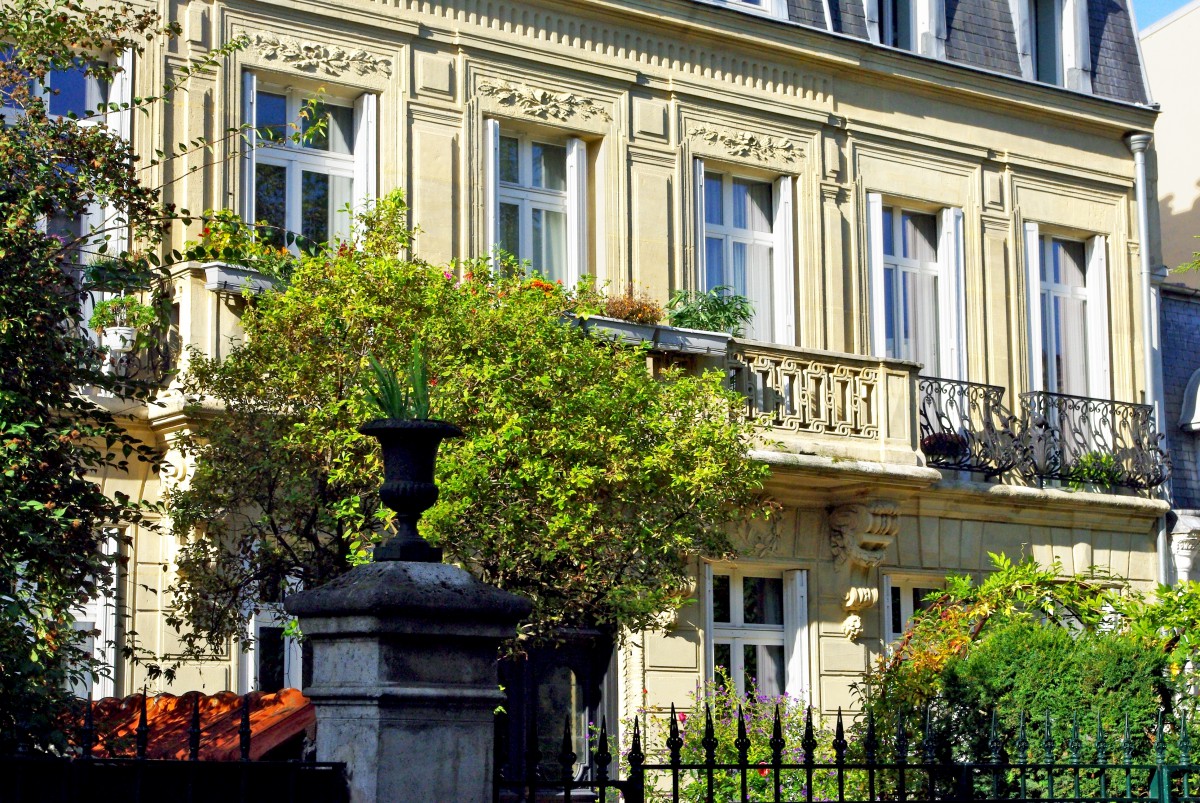 Elegant façades in the 17th arrondissement of Paris © French Moments