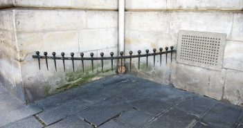 Empêche-pipi or how to prevent wild peeing in Paris Empêche-pipi Paris