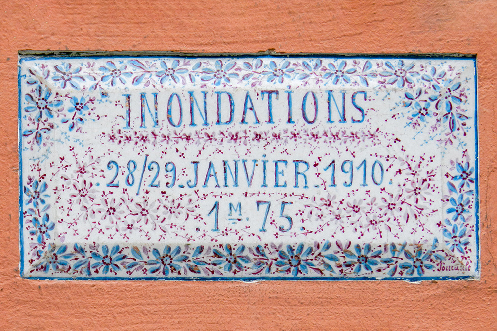 Rue Crémieux Flood Plaque © coucouschocolat - licence [CC BY 2.0] from Wikimedia Commons