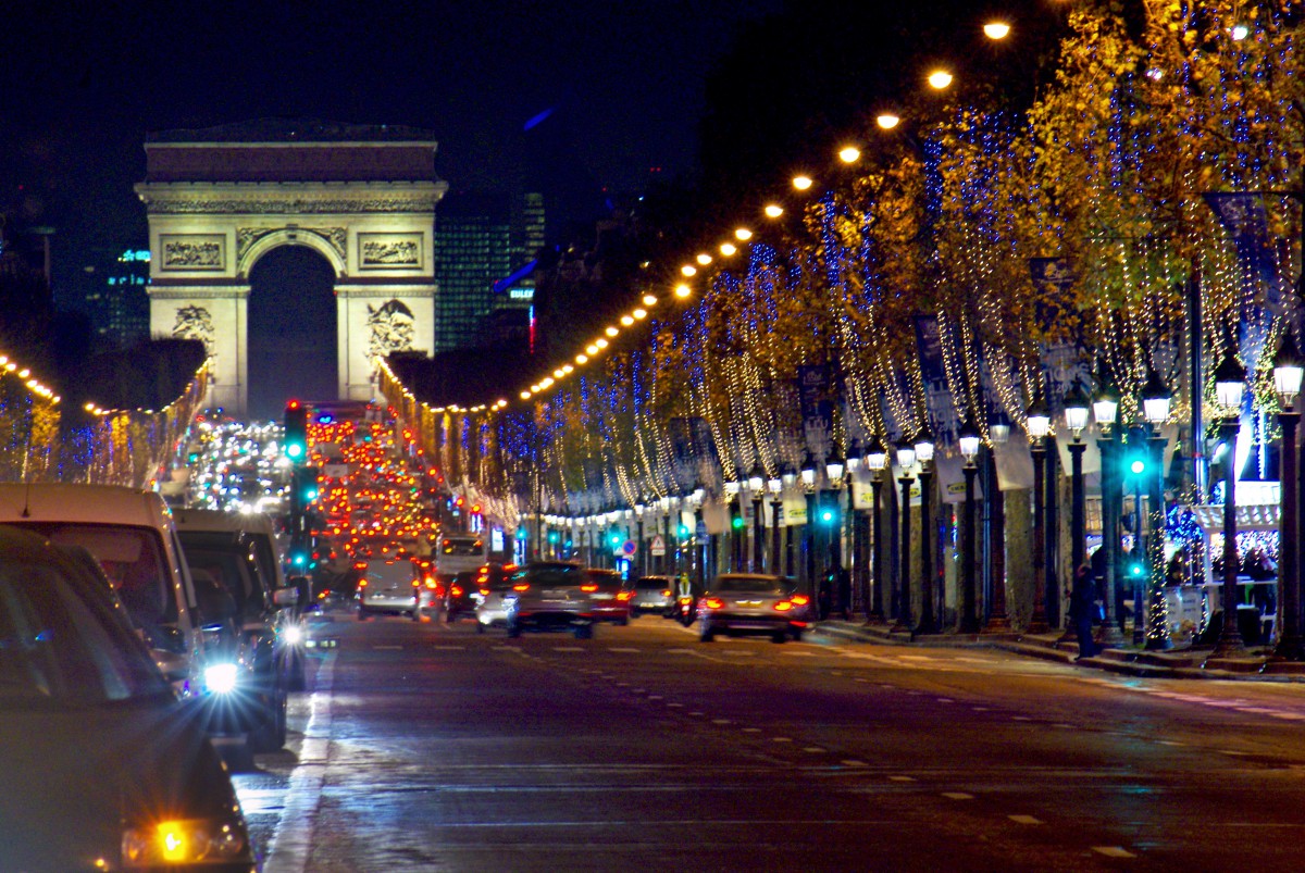 Champs-Élysées Paris by night