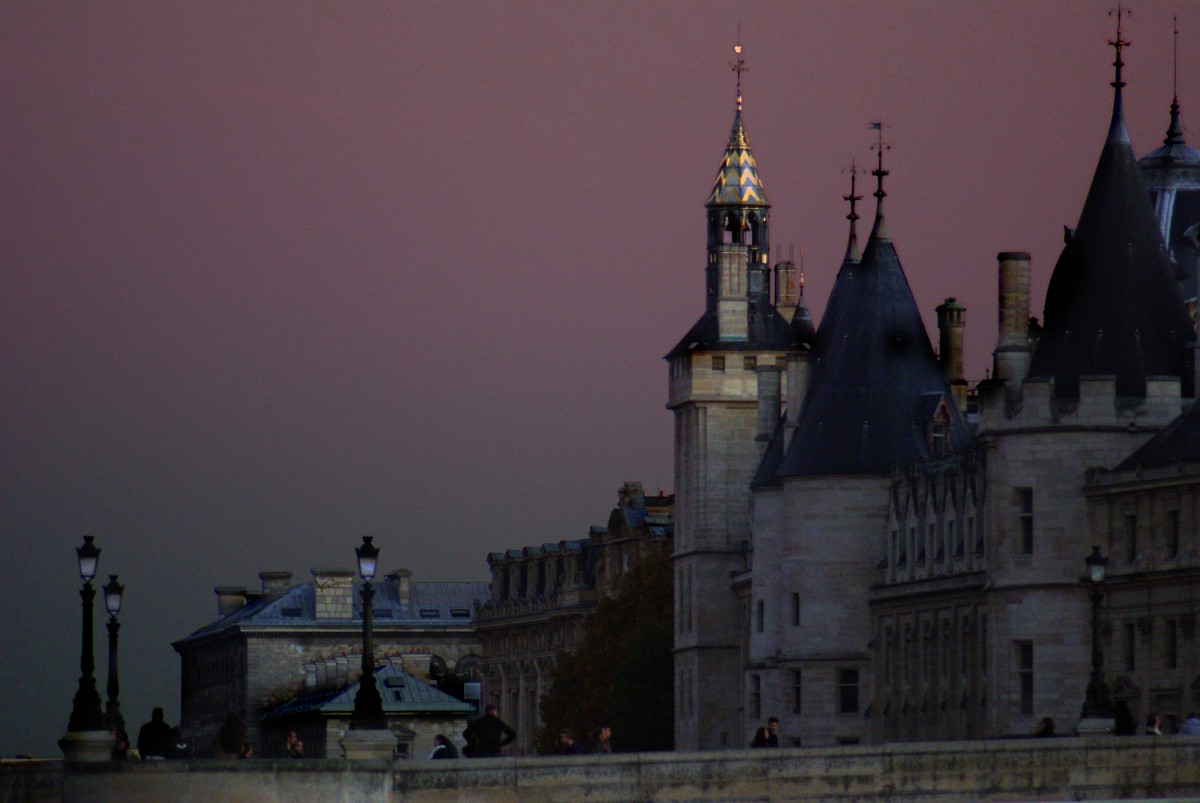 Conciergerie at dusk © French Moments
