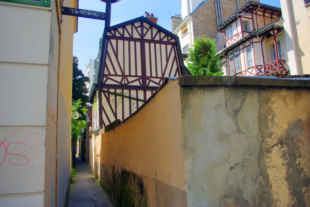 The Sentier des Merisiers, Paris' narrowest street - French Moments