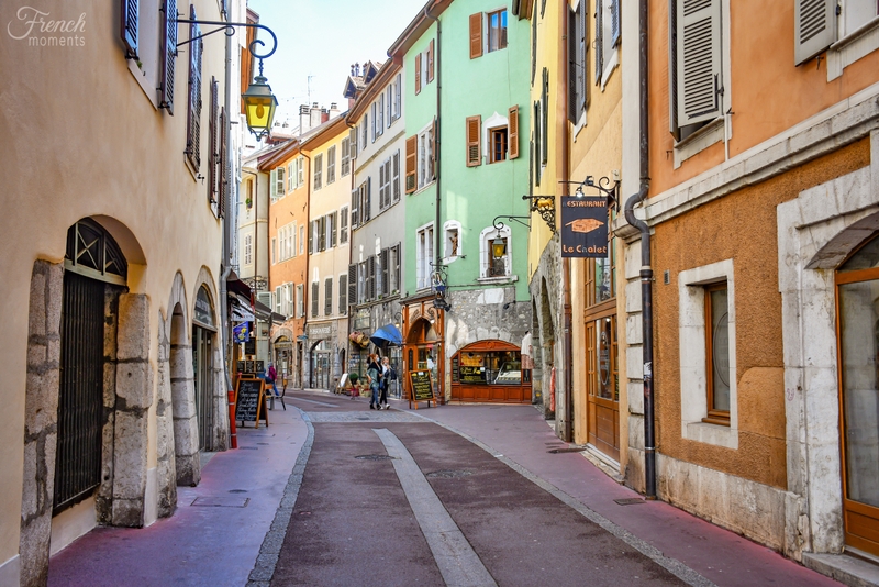 Annecy - rue Jean-Jacques Rousseau © French Moments