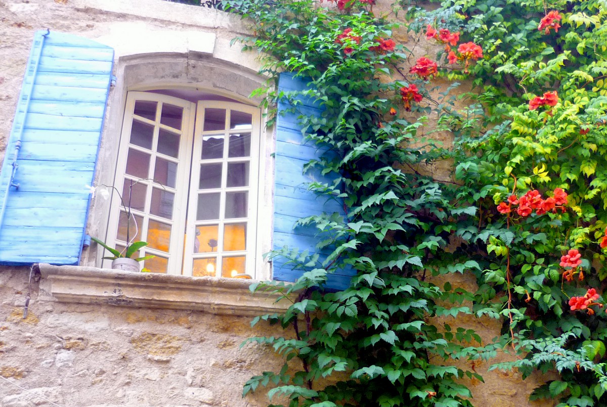 romantic destinations in France: Lourmarin, Provence © French Moments
