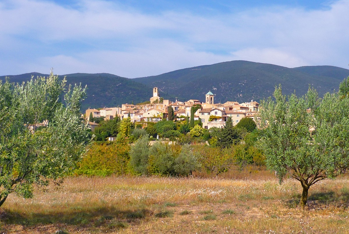 romantic destinations in France: Lourmarin, Provence © French Moments