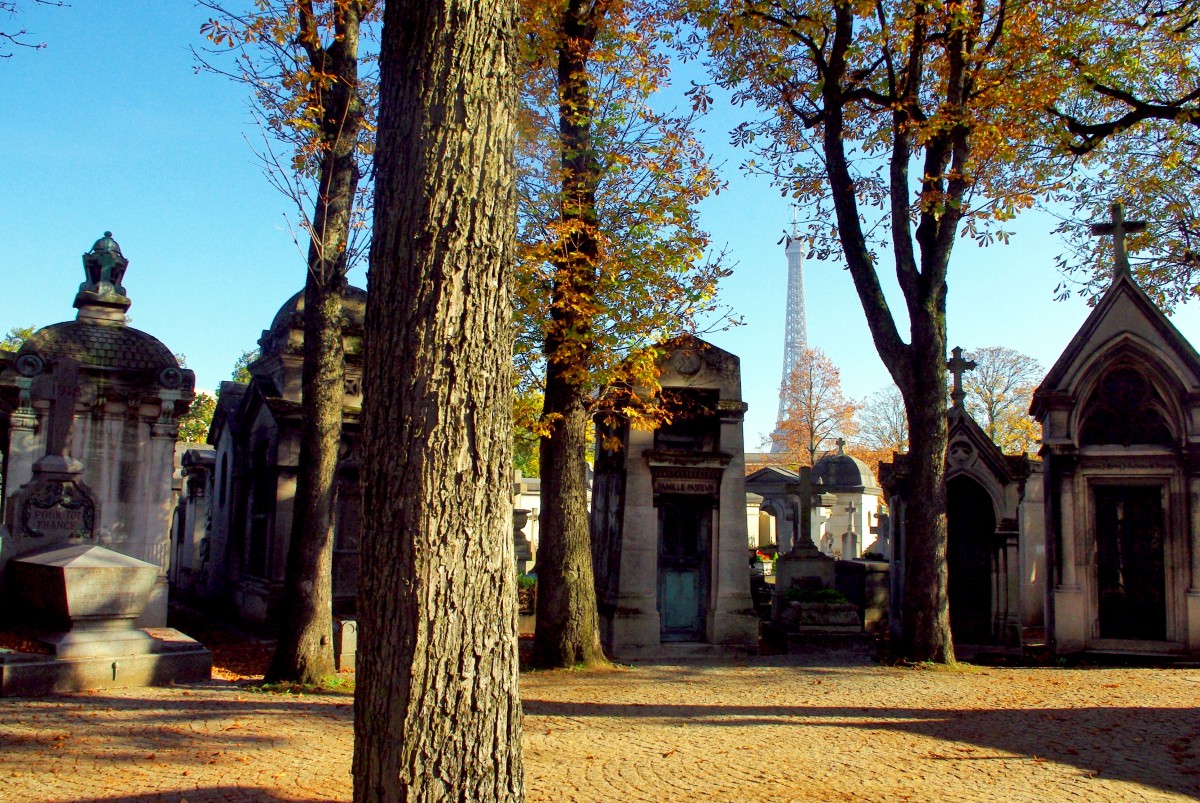 All Saints' Day in France - Passy Cemetery in Paris © French Moments