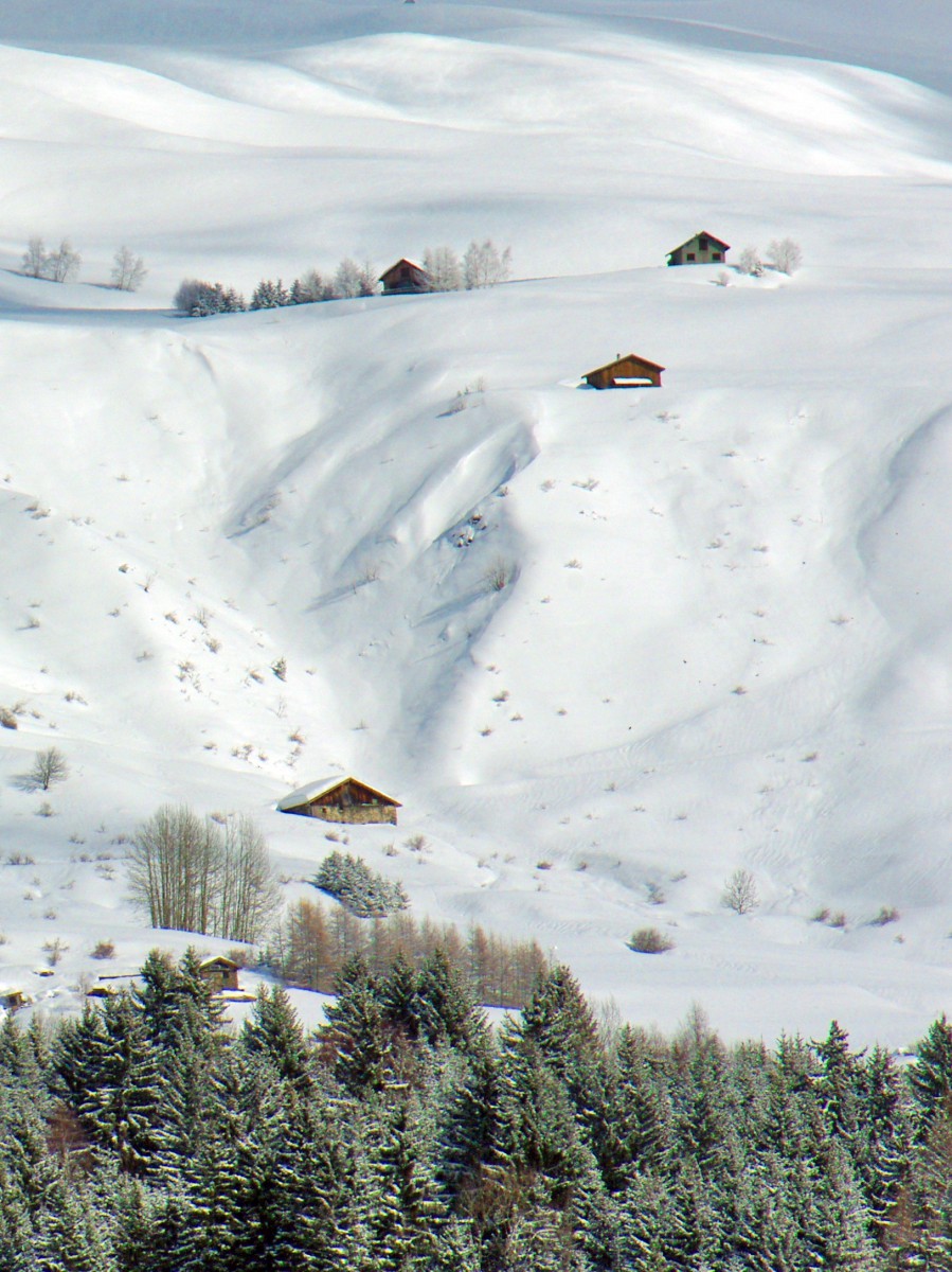 Snow-capped chalets above the village of Valezan © French Moments