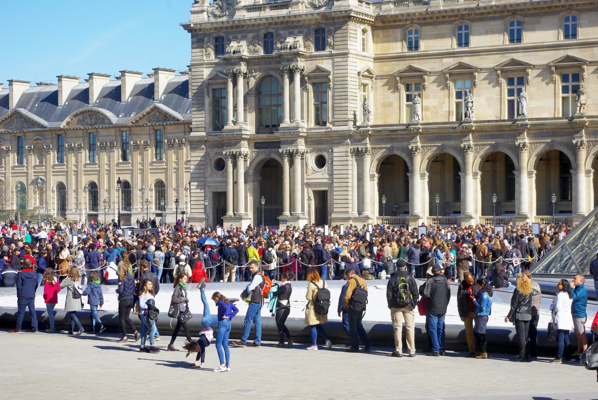 Queue at the Louvre © French Moments