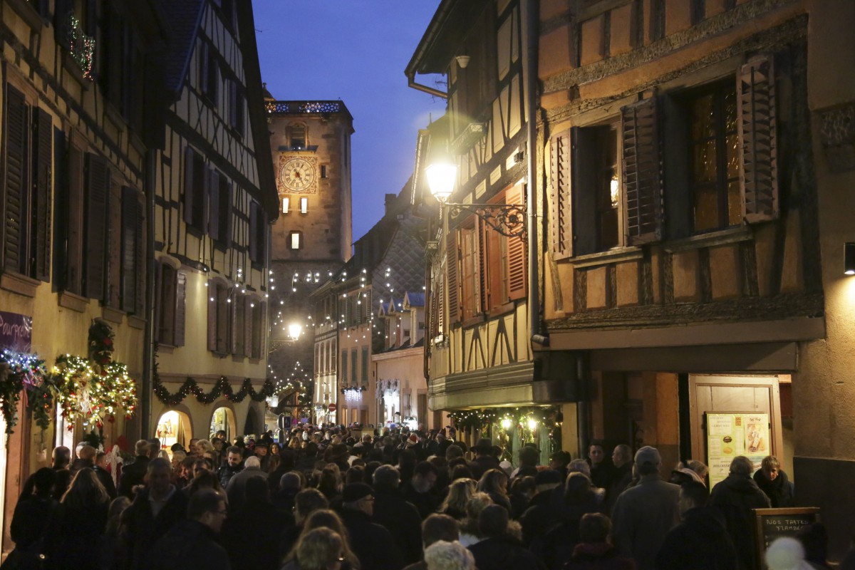 A stroll in the Grand'Rue of Ribeauvillé © Office de Tourisme Pays de Ribeauvillé-Riquewihr