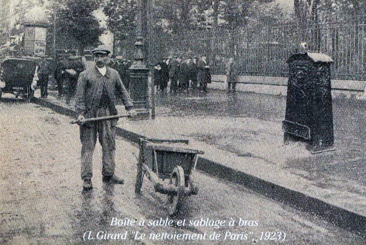 An old photo of a sand box and a Paris road mender in 1923