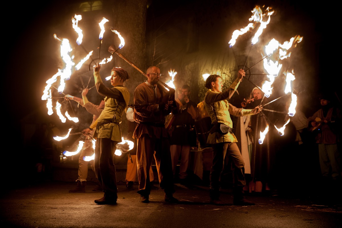 Fire juggling show in Provins © Damien Gilbon