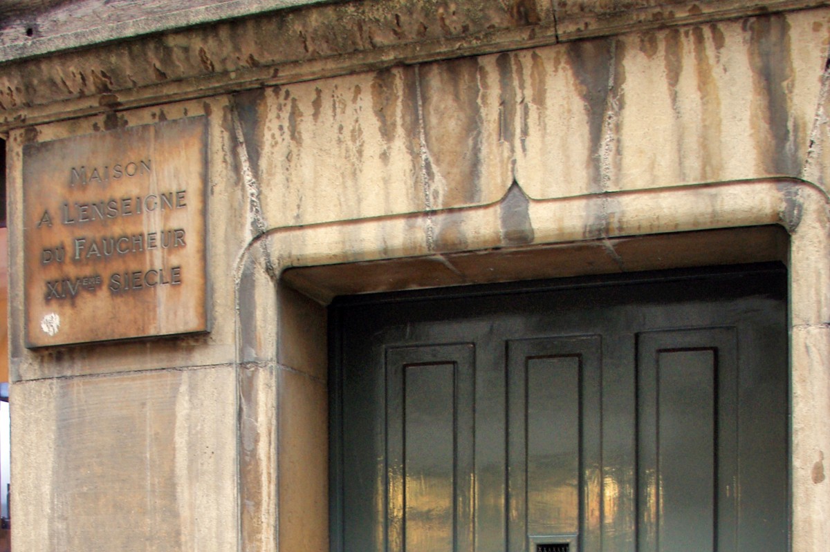 The door of the Reaper House © French Moments