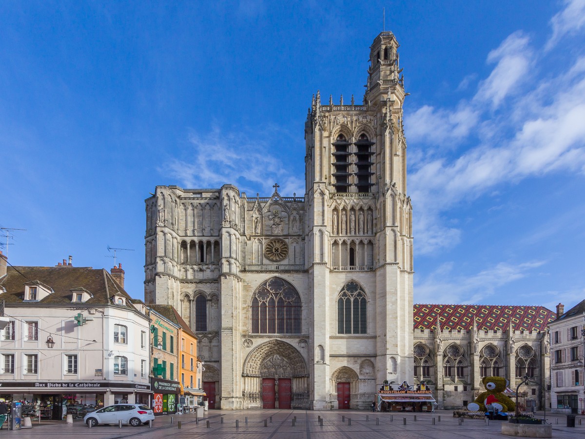 Sens Cathedral © Raimond Spekking : CC BY-SA 4.0 (via Wikimedia Commons)