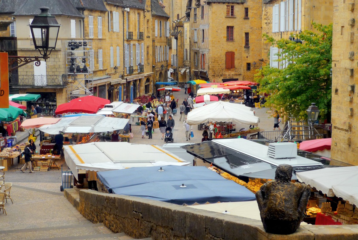 Market day in Sarlat-la-Canéda, Périgord © French Moments