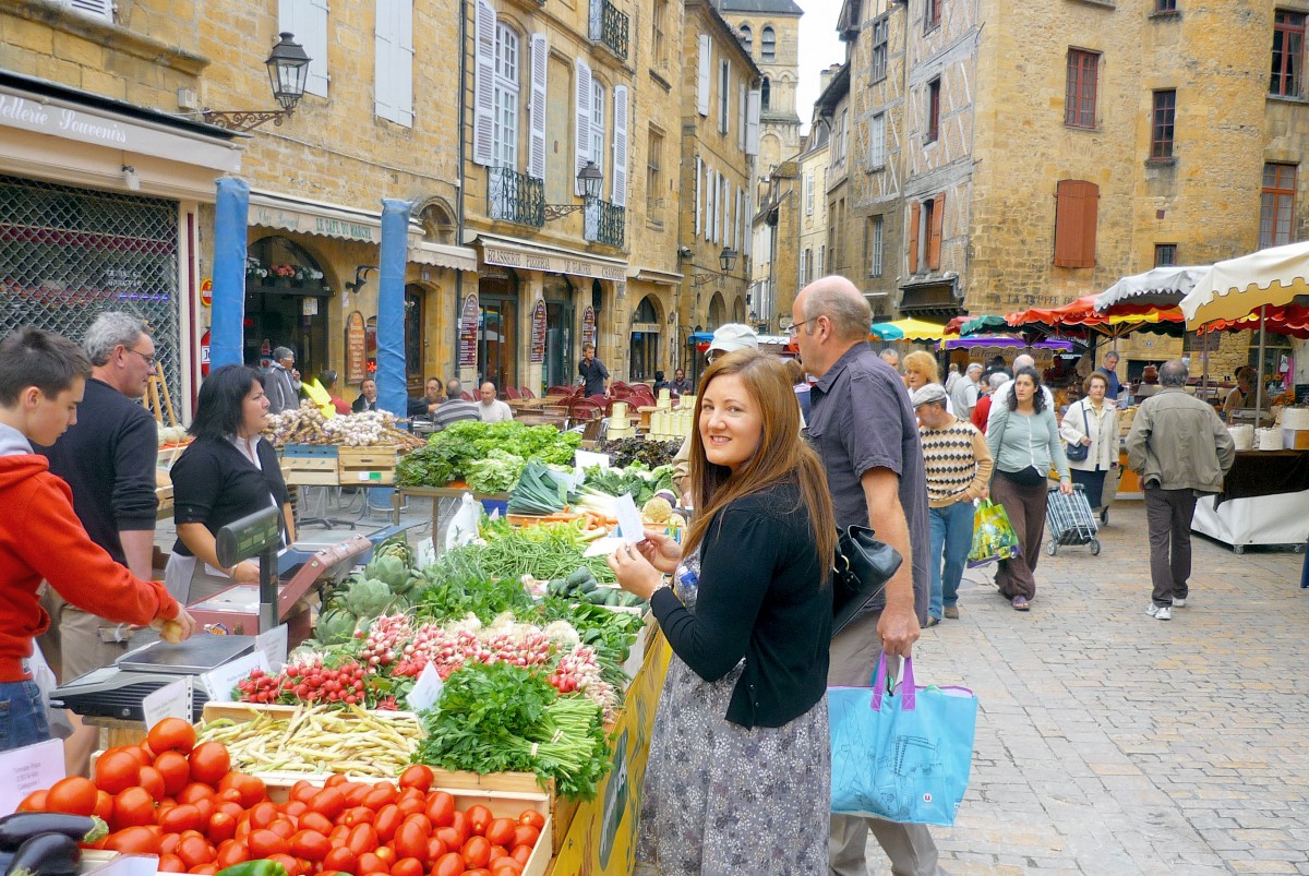 Market day in Sarlat-la-Canéda, Périgord © French Moments