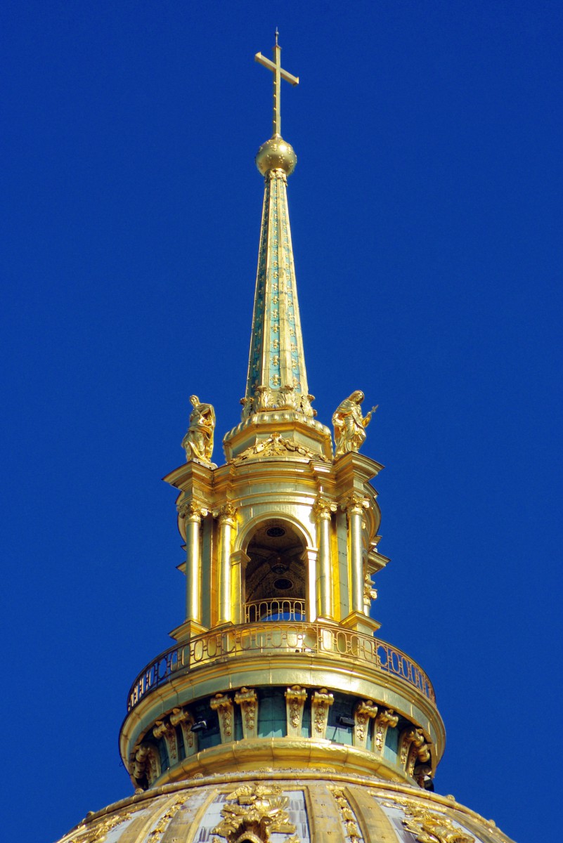 The pinnacle of the Dome church of Les Invalides © French Moments