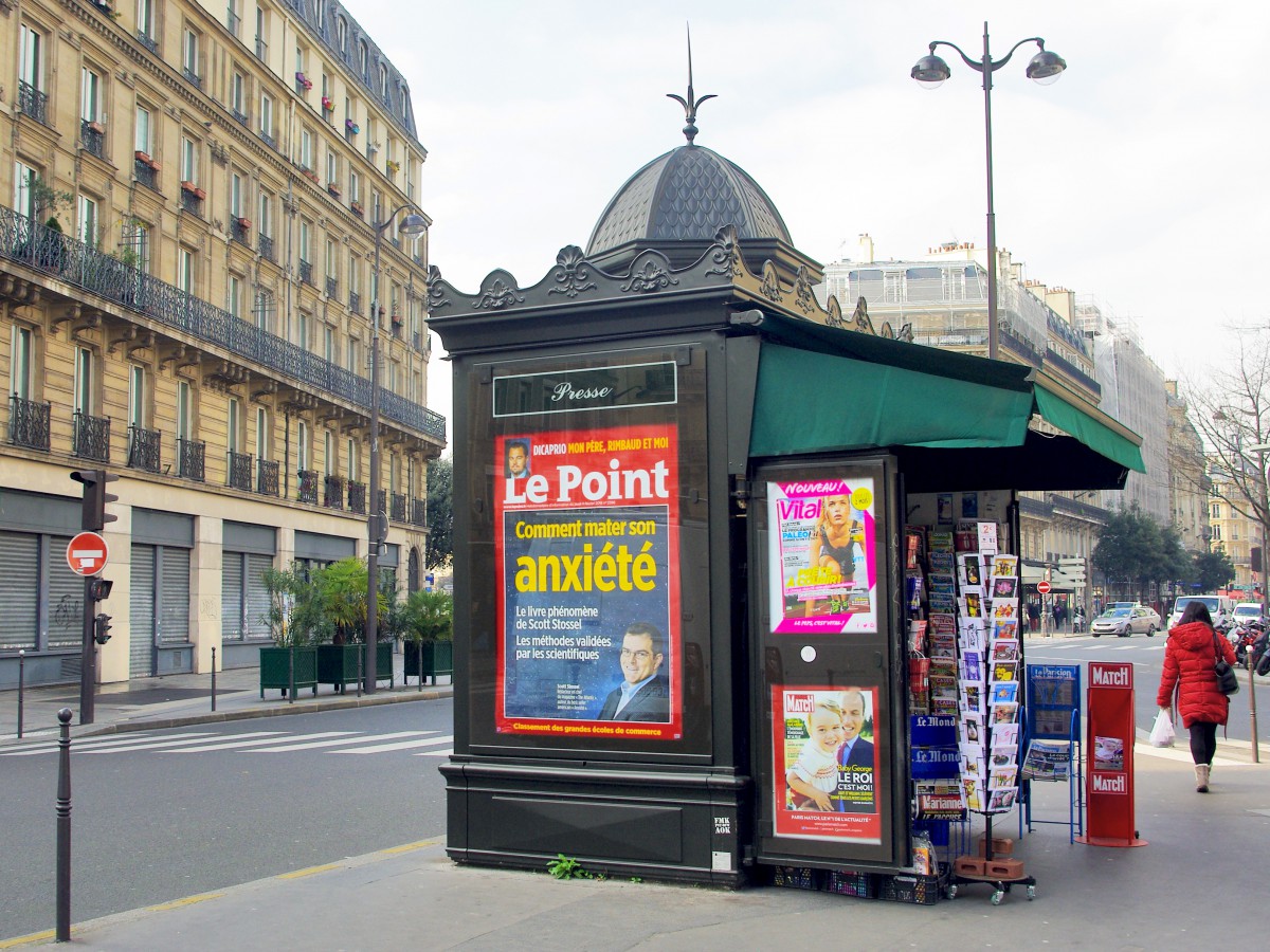 Paris Newspaper kiosk © French Moments