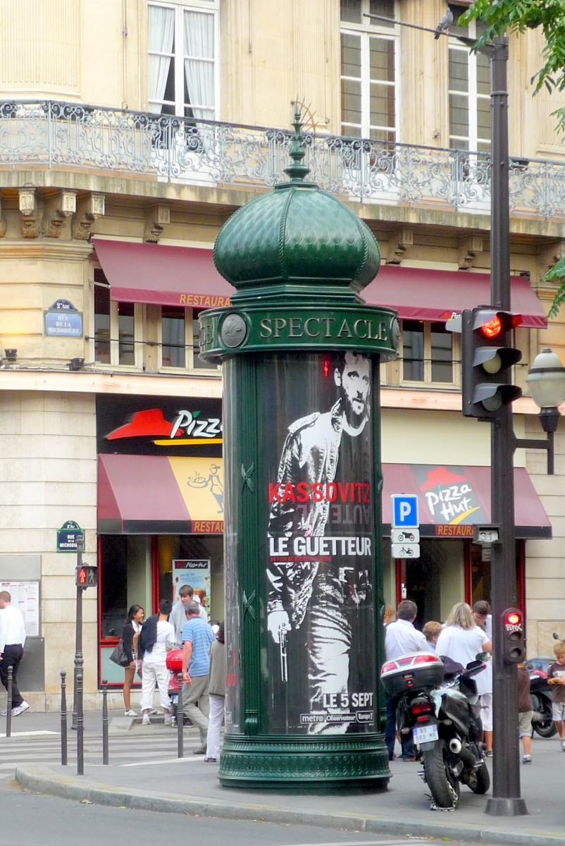 Morris Column, Boulevard des Italiens, 2nd arrt of Paris © French Moments