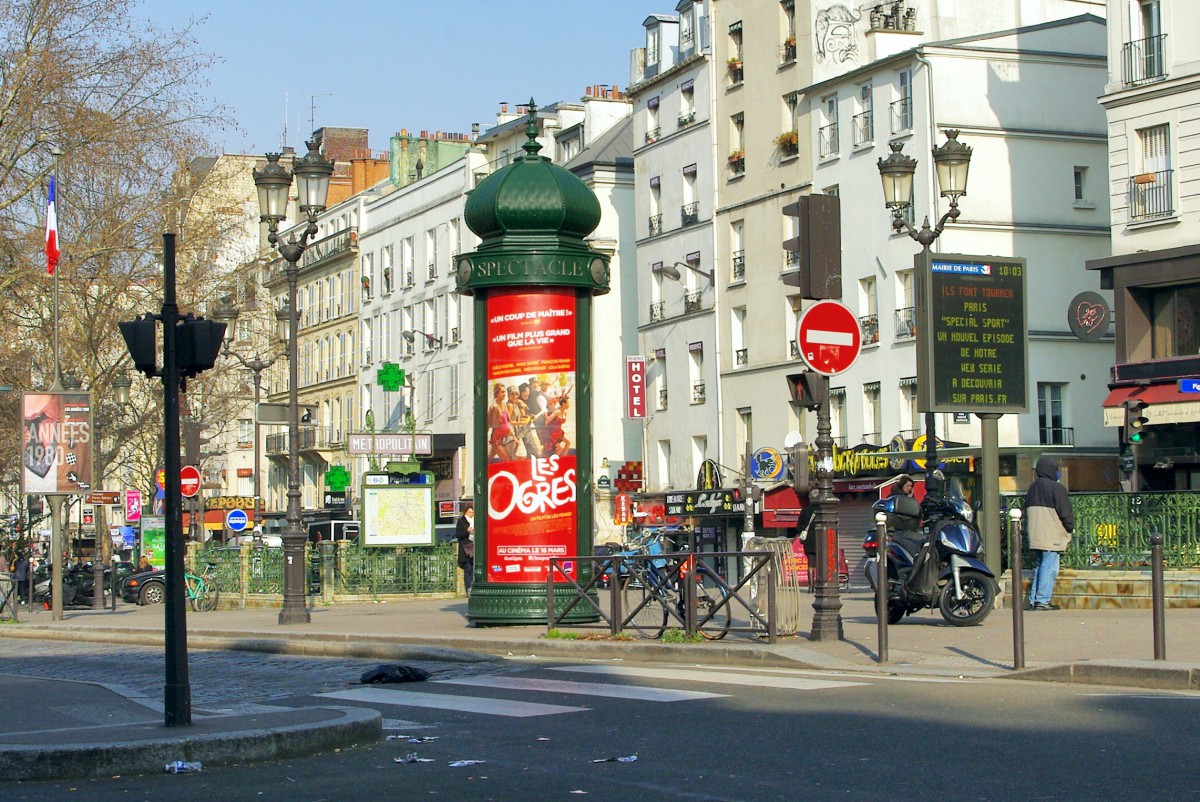 Colonne Morris de Paris, Place Pigalle, 9e arrt.  © Moments Français