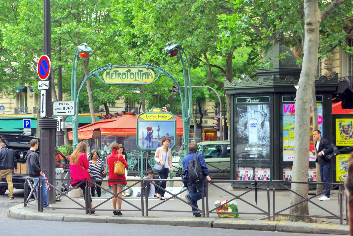 Newspaper kiosk in Place Victor Hugo (16th arrt) © French Moments