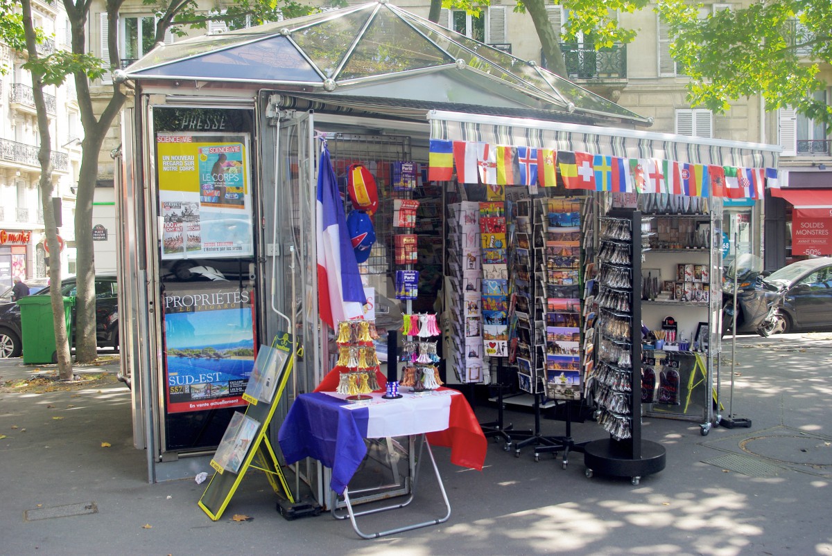Newspaper kiosk in Place Tristan Bernard (17th arrt) © French Moments